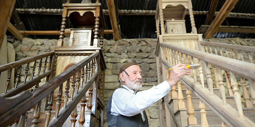 86 yaşındaki Ali dede minber yapıp hayrına camilere bağışlıyor