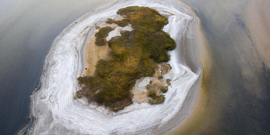 Van Gölü suları çekildi, adacık ortaya çıktı