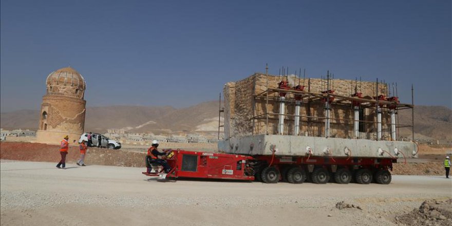 Tarihi İmam Abdullah Zaviyesi'nin eyvanı taşındı