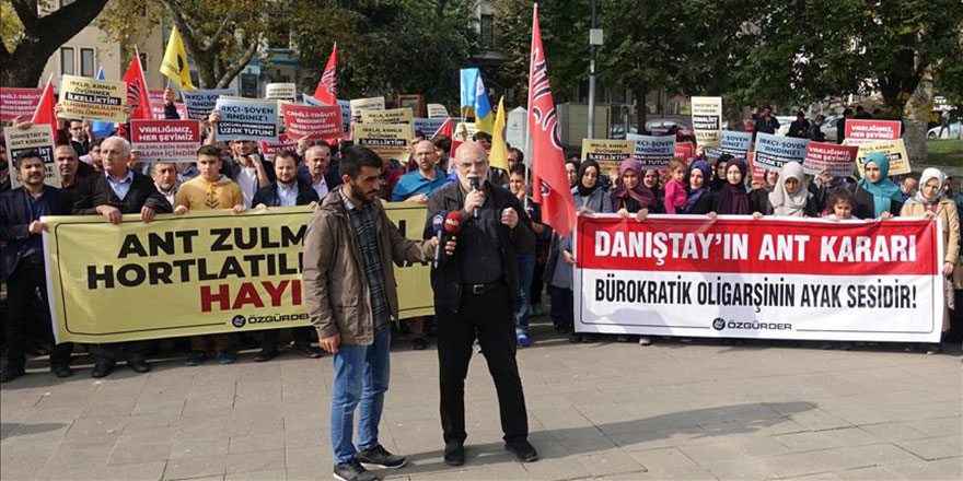 'Dindar camia çocuklarına öğrenci andını okutmak istemiyor'