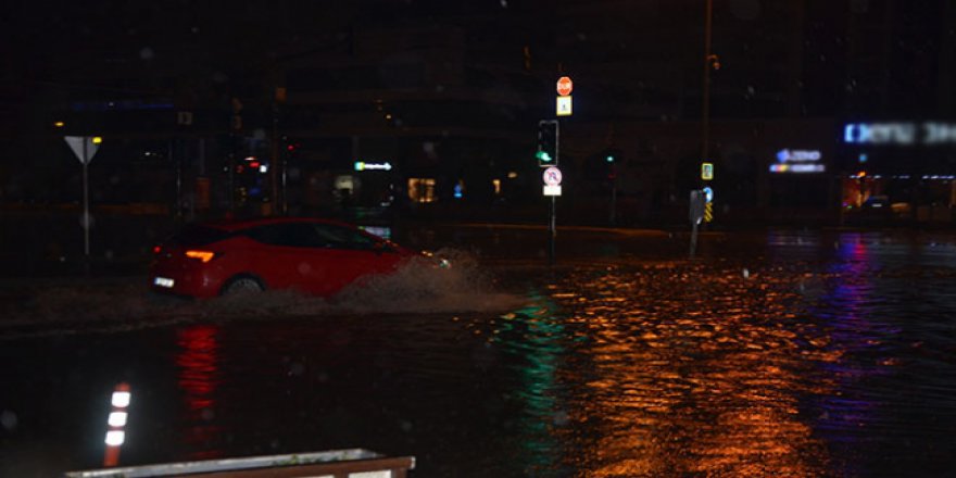 Bursa'da gece saatlerinde bastıran yağmur zor anlar yaşattı
