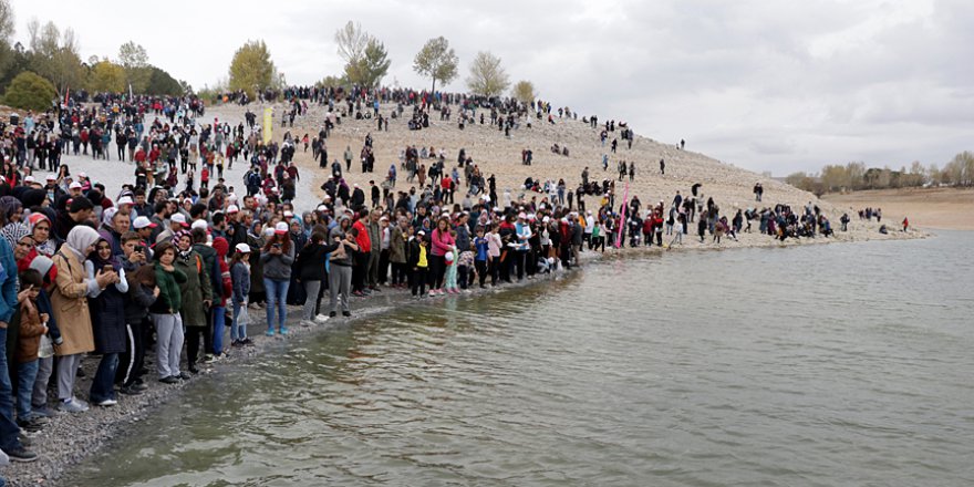Sarımsaklı Barajı'na 120 bin sazan yavrusu bırakıldı