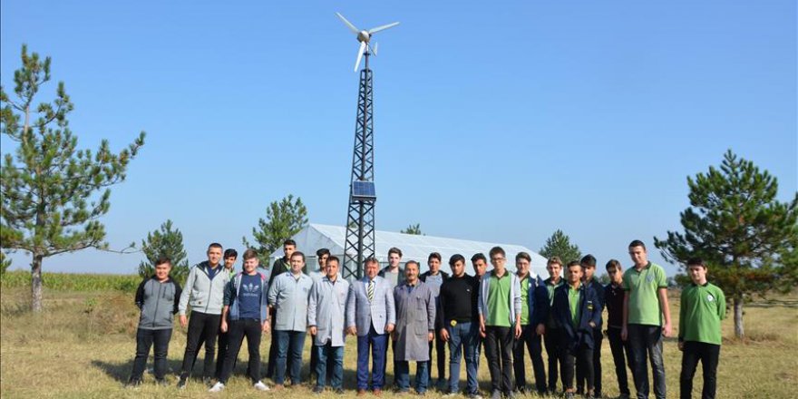 Okullarının bahçesini 'rüzgar gülü' ile aydınlatıyorlar