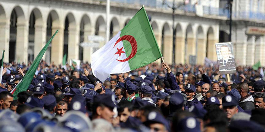 Cezayir'de Ramazan'ın gündem maddesi protestolar