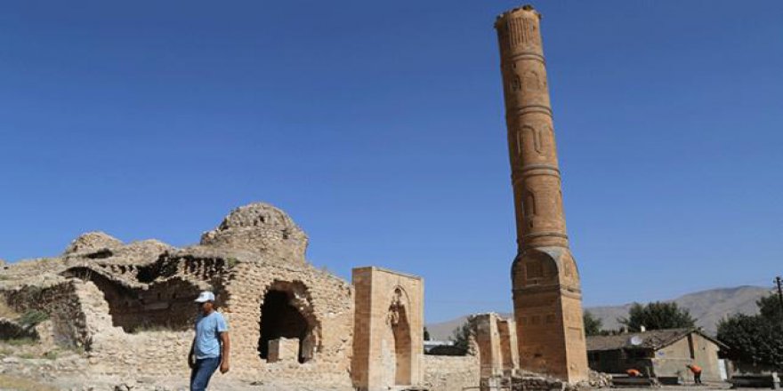600 yıllık caminin minaresi taşınıyor