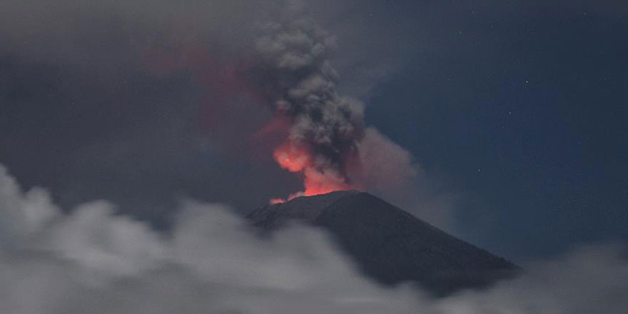 Endonezya'daki yanardağ patladı 5 kilometre yüksekliğe ulaştı