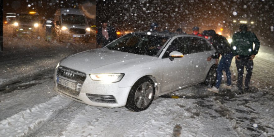Ulaşıma kar ve tipi engeli
