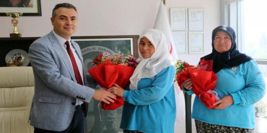 Sağlık merkezi kirlenmesin diye galoş takıp içeri girdiler