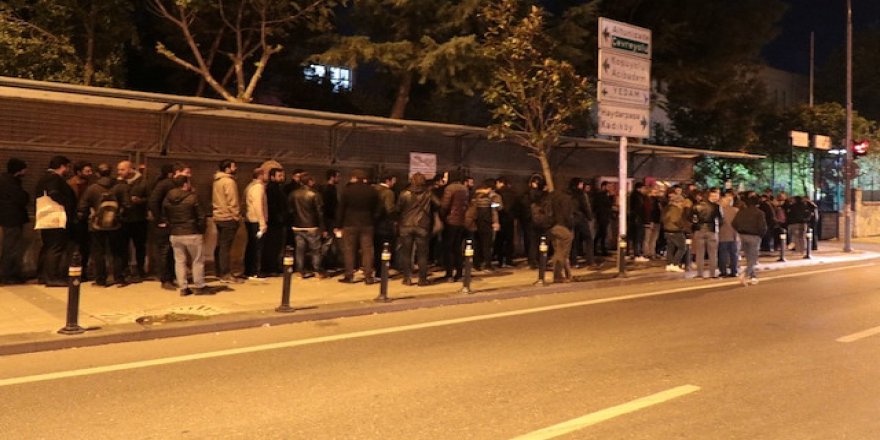 Bedelli kuyruğunda gece bekleyişi