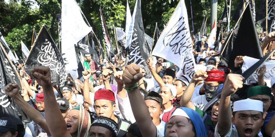 Kelime-i Tevhid flaması yakılınca halk ayaklandı
