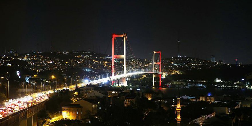 15 Temmuz Şehitler Köprüsü 'renklendi'