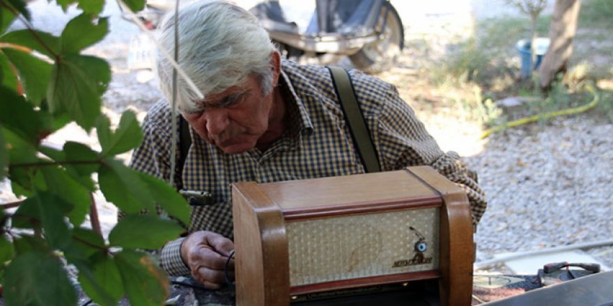 Yaşına aldırmadan muhtarlığına ek işler yapıyor