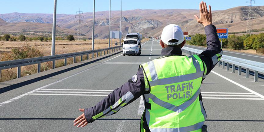 Arabada sigara içenlere ceza kesilmeye başlandı