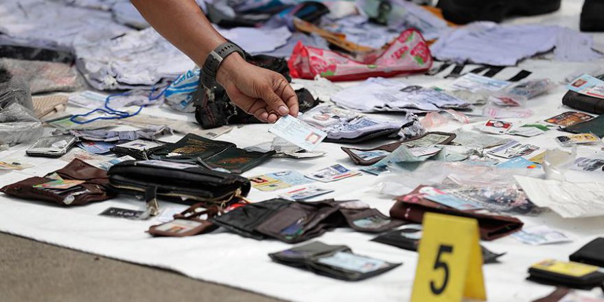 Endonezya'da düşen uçağın şoku yaşanıyor