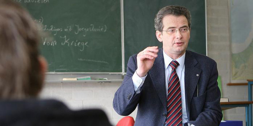 'Çocukların namaz kılanları görmesi yasaklansın' teklifi