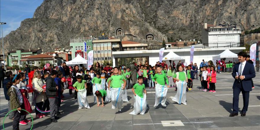 Çocuklar kaybolmaya yüz tutmuş sokak oyunlarını oynadı