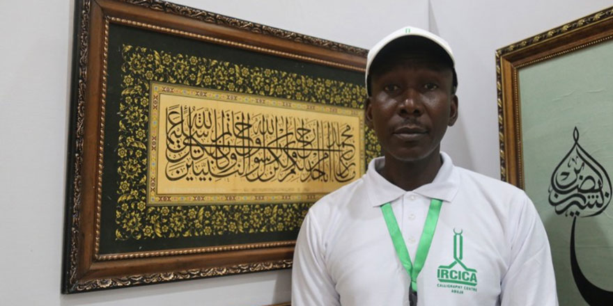 Türkiye'de öğrendiği hat sanatıyla Nijerya camilerini süslüyor