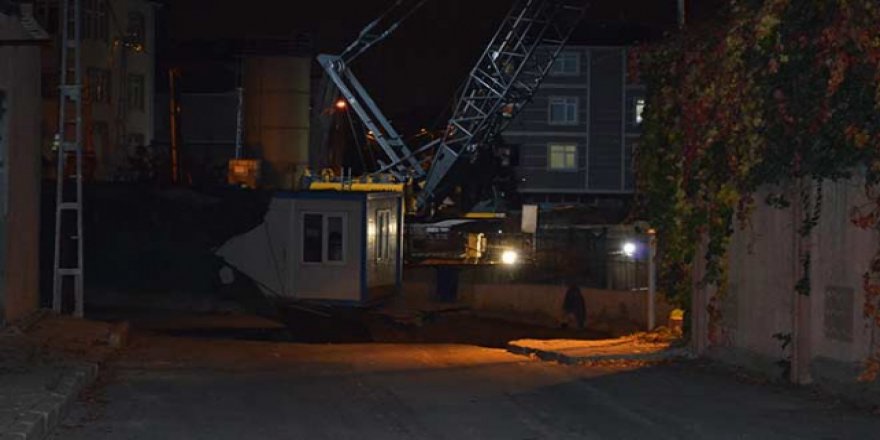Ümraniye'de gece yarısı çökük meydana geldi