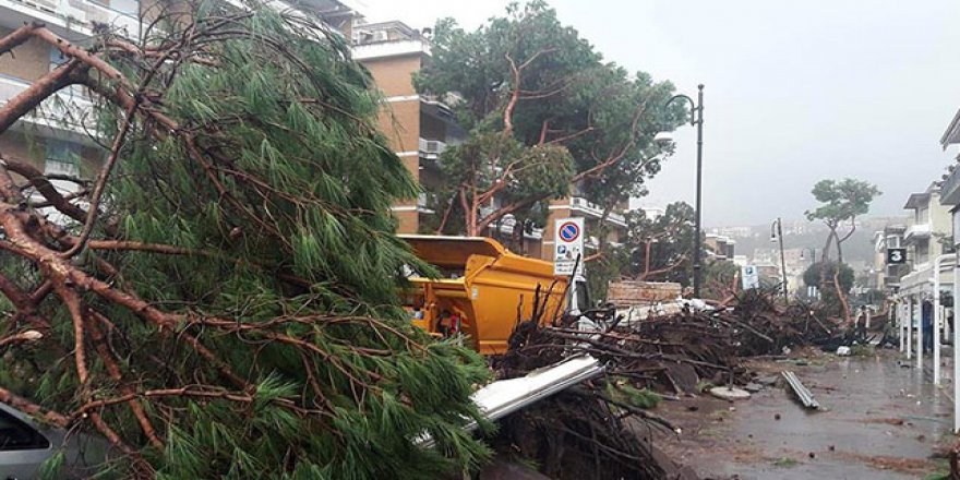 İtalya'yı fırtına vurdu: 12 ölü, binlerce kişi elektriksiz