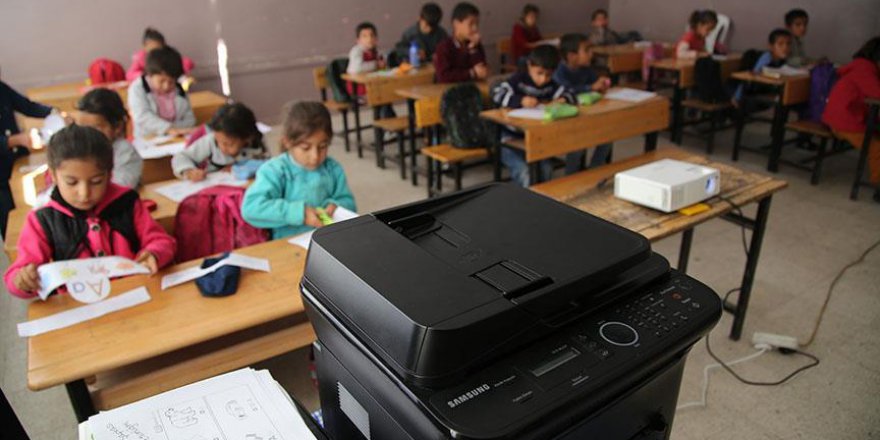 Bakan Varank'tan köy okuluna 'teknolojik' destek