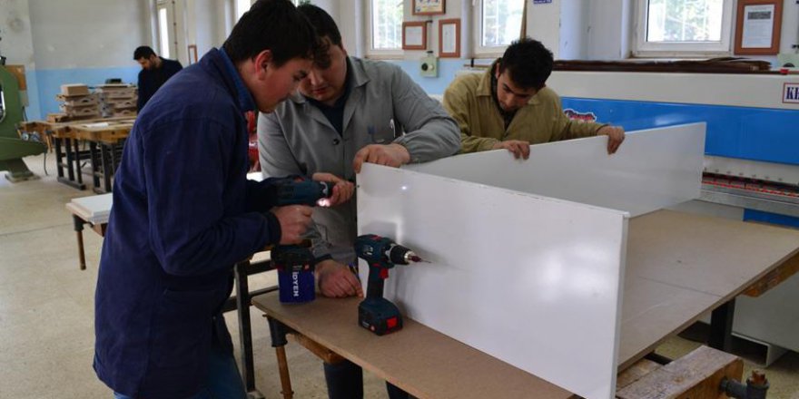 Lise öğrencileri ihtiyaç sahibi arkadaşlarının hayatına dokunuyor