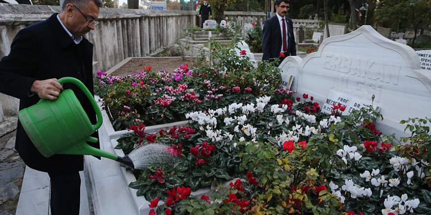 Fuat Oktay Erbakan'ın kabrini ziyaret etti