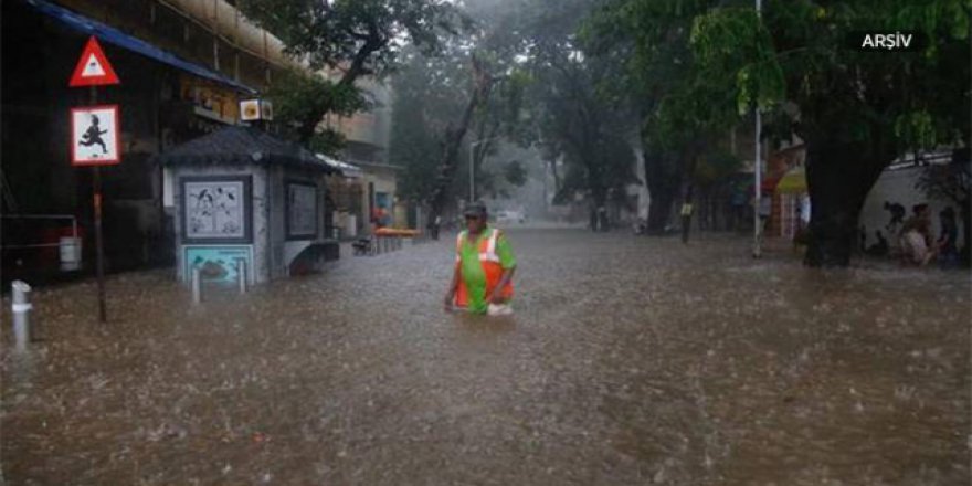 Kuveyt'te sel suları hayatı durma noktasına getirdi