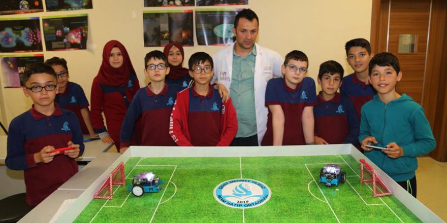 Arkadaşlarına dersi robotla sevdiriyorlar