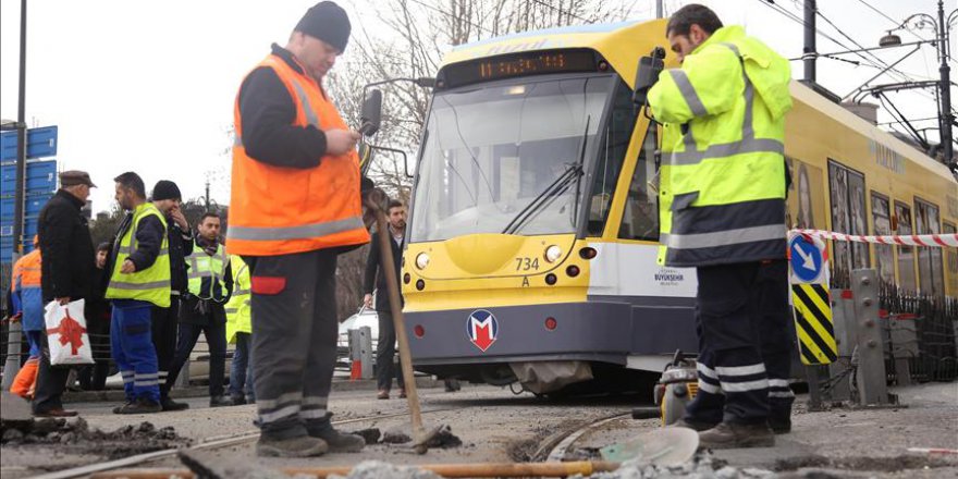 Beyazıt'ta tramvay raydan çıktı