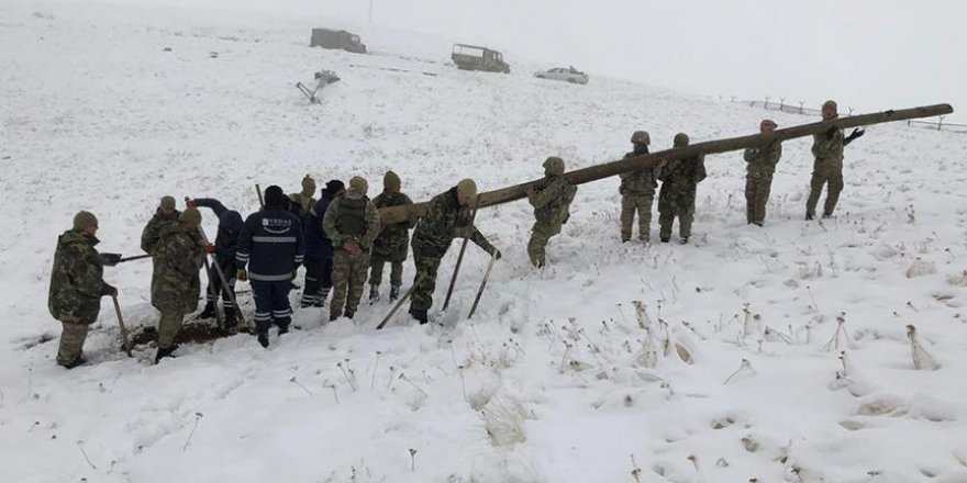 Askerlerimizden köylüler elektriksiz kalmasın diye büyük çaba