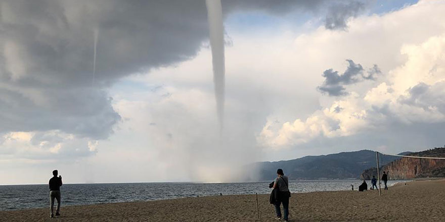 Antalya'da hortum, adamı 15 metre uçurdu