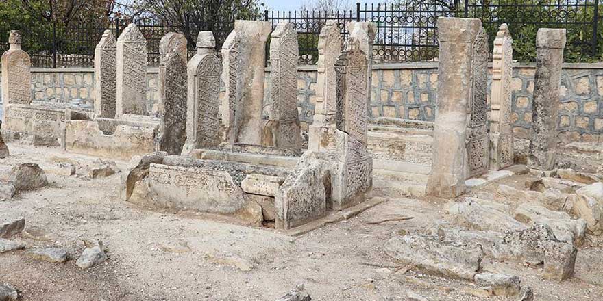 Tarihi mezar taşları kırılıyor, kaçırılıyor