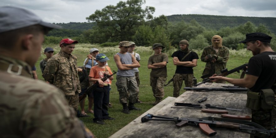 Ukraynalı ırkçılar çocukları savaşa hazırlıyor