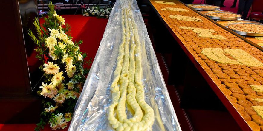 Fuar açılışında kurdele yerine 21 metrelik örgü peyniri kesildi