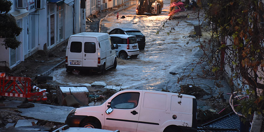 Bodrum'da yağmur yağdı arabalar cadde ve sokaklarda sürüklendi