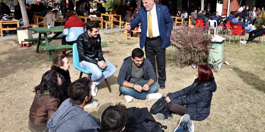 Kendi okuyamadı, üniversite öğrencilerine yardım ediyor