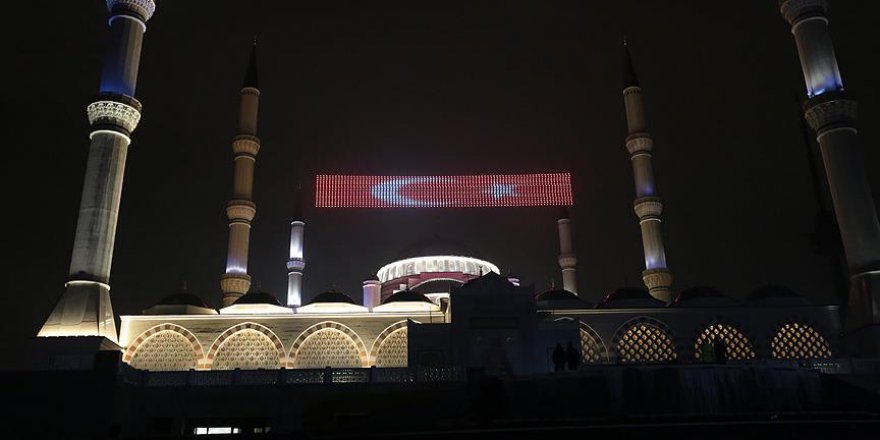 Çamlıca Camisi'ne mahyalar asıldı