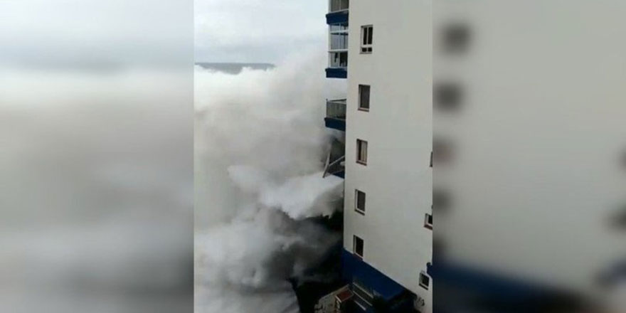 Subhanallah! 12 metreye ulaşan dev dalgalar balkonları yıkıp geçti!