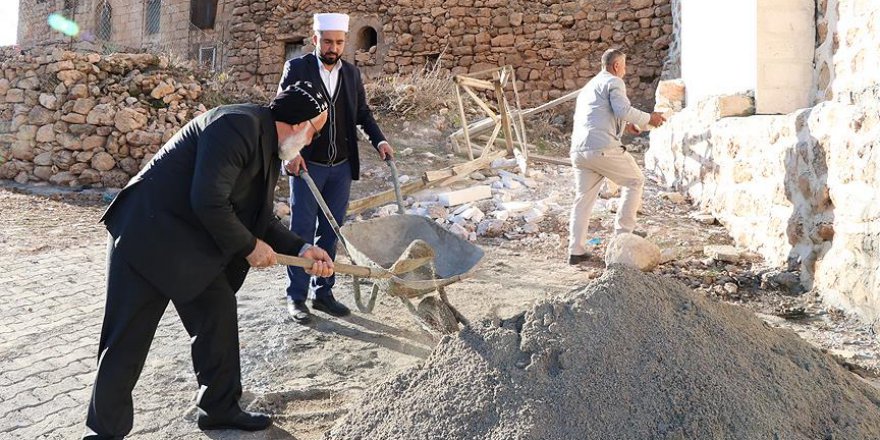 Batman'da imam ve rahip birlikte cami onarıyor