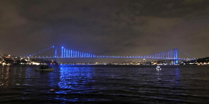 İstanbul'un simgeleri çocuk hakları için maviye döndü