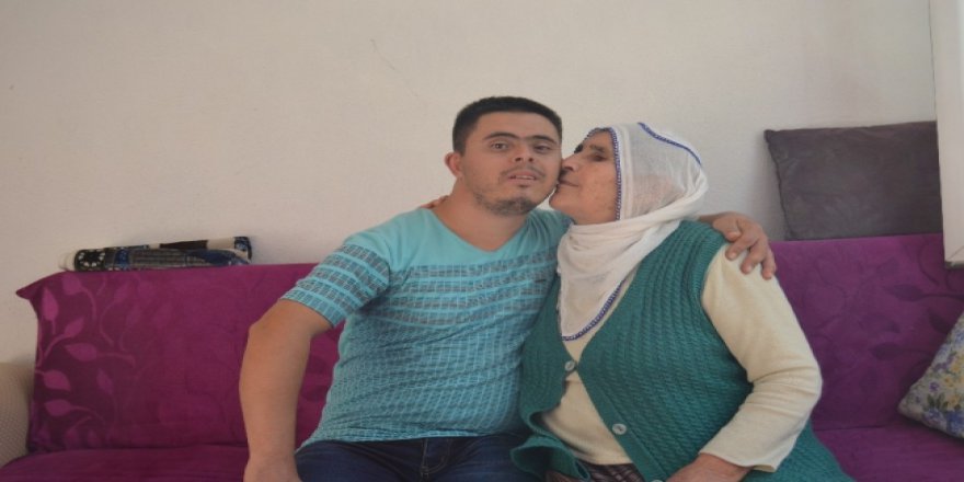 Down Sendromlu Mesut annesine bakıyor