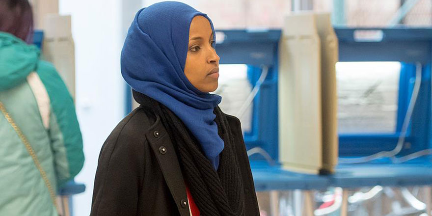 Başörtülü senatörün 'anayasaya uygunluğunu' sorgulayan sunucunun programı askıya alındı