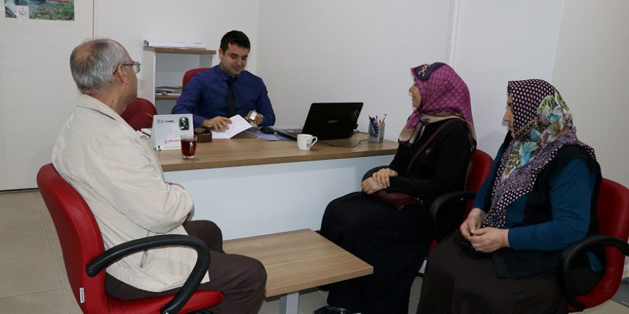 Adana'daki Sağlıklı Hayat Merkezi sohbet ederken sağlık öğretiyor