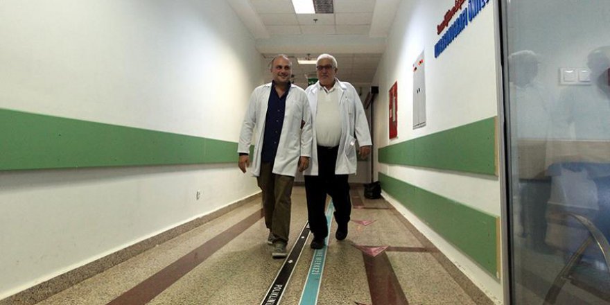 Baba ile oğul aynı hastanede hayat kurtarıyor