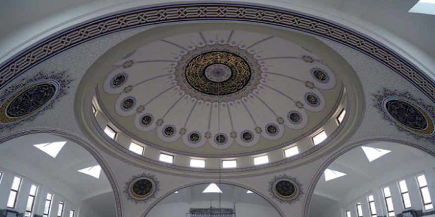 Dünyadaki onlarca camiyi hat sanatıyla süslüyor