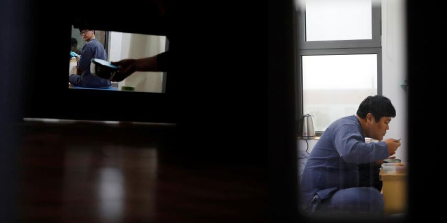 Özgür olmak için para verip hapse giriyorlar