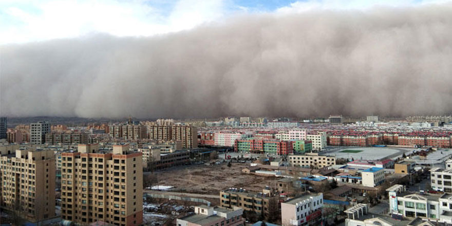 Çin'deki kum fırtınası 100 metre yükselerek şehri sardı