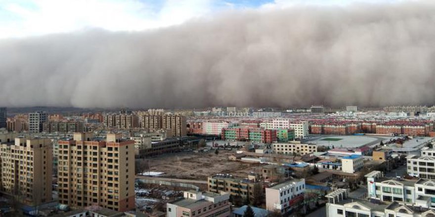 Çin'i kum fırtınası vurdu