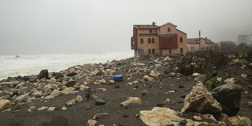Hızı 90 kilometreye ulaşan rüzgar sahil şeridini vurdu