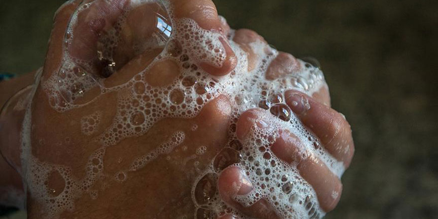 Uzmanlar korona virüsüne karşı ellerin yıkanmasını tavsiye ediyor